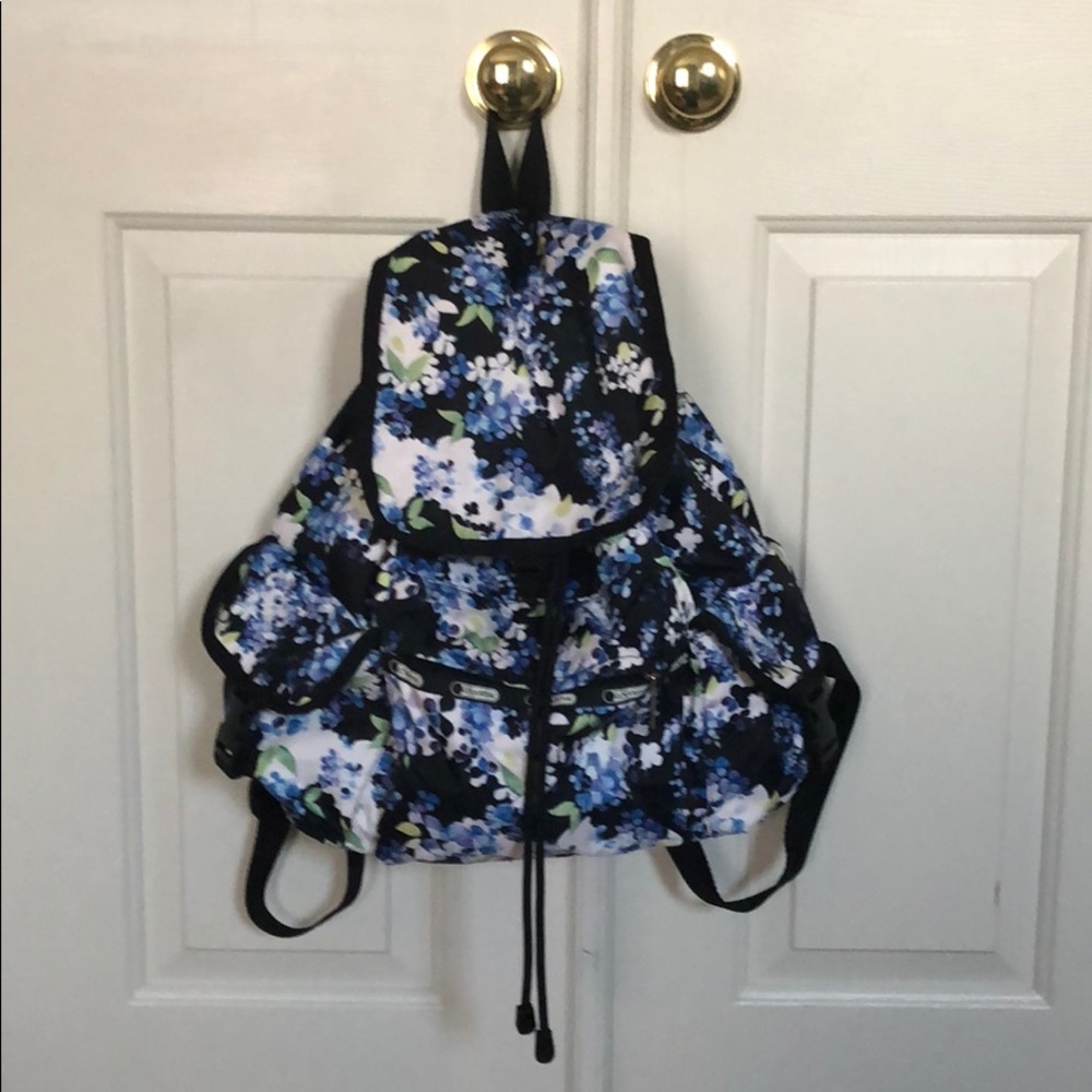 NWOT Lesportsac Voyager in blue multi